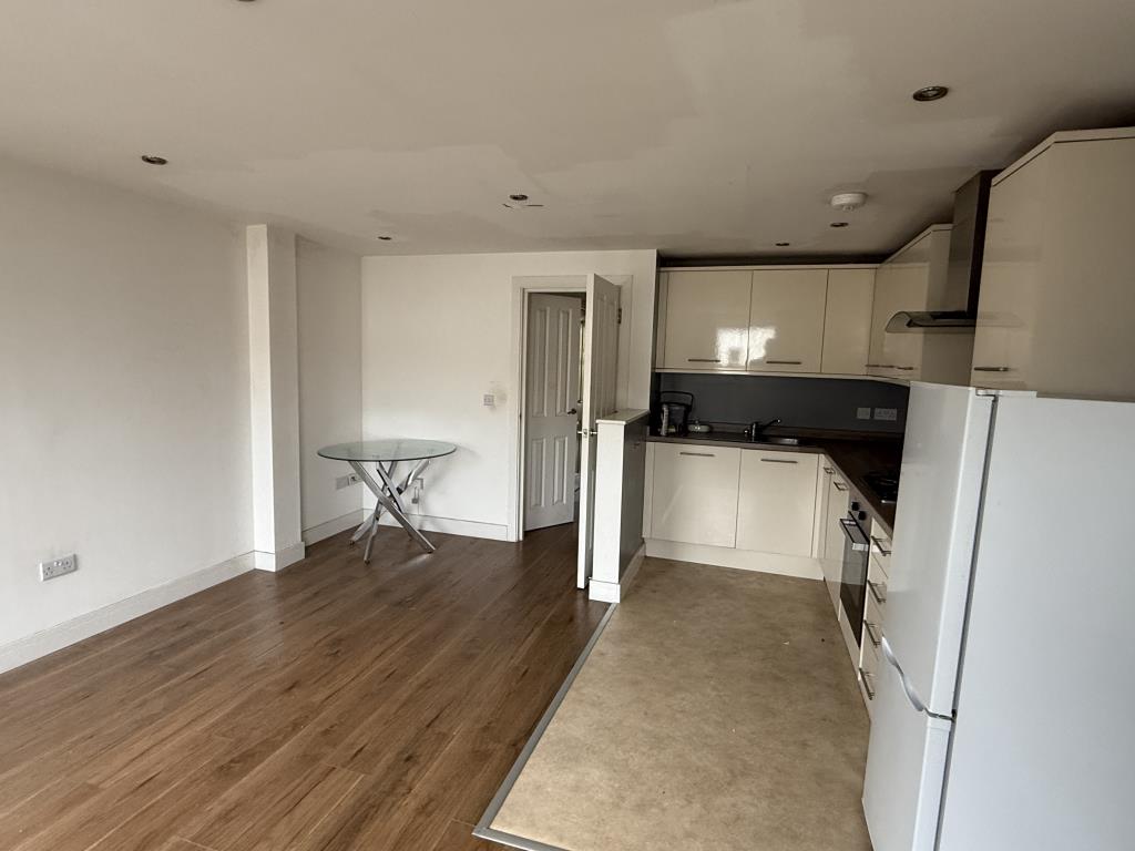 Lot: 117 - LARGE MODERN TOWN CENTRE BLOCK SEVEN FLATS FOR INVESTMENT - Kitchen/Dining Room in Flat 3